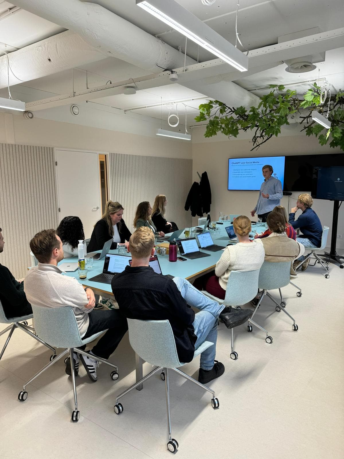 Lodewijk geeft een AI-training aan een groep professionals